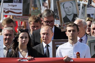 Президент РФ Владимир Путин (в центре на первом плане) и президент Сербии Александр Вучич (в центре на втором плане) на акции &quotБессмертный полк&quot ТАСС, Сергей Бобылев
