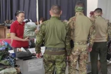 Военнослужащие получают дополнительную экипировку в штабе движения &quotЯкутия с тобой!&quot пресс-служба главы и правительства республики