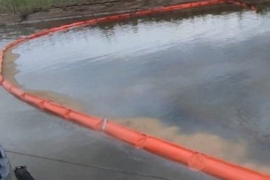 Заградительные боны установили на месте разлива нефти на реке Лене в Якутии Служба спасения РС (Я)
