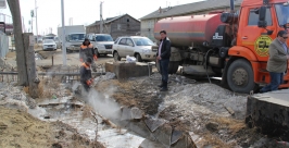 Работы по очистке лотков и водоотведению в Якутске Пресс-служба Окружной администрации Якутска