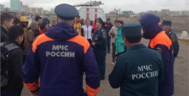 Инспекторы ГИМС провели урок безопасности на берегу для школьников в Якутске Пресс-служба ГИМС ГУ МЧС России по РС (Я)