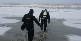 Спасатели из-за тонкого люда и шугохода с трудом извлекли тело утонувшего мужчины в Якутии Служба спасения Якутии