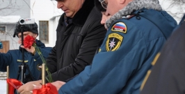 Памятник пожарным и спасателям, погибшим при исполнении служебного долга, открыли в Якутии сайт Нерюнгри