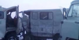 На федеральной трассе столкнулись три автомобиля в Якутии Пресс-служба МЧС России по РС (Я)