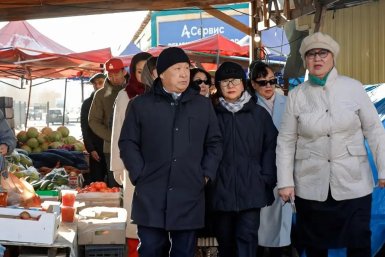 Глава Якутска потребовал навести порядок на Крестьянском рынке с канала Макс Д.Садовникова