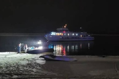 128 пассажиров, включая 40 детей, эвакуировали с теплохода в Якутии Служба спасения Якутии