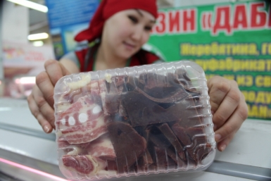 Свежемороженую печень, колбасу и позы из жеребятины представили на ярмарке в Якутске Яна Лазарева, YakutiaMedia