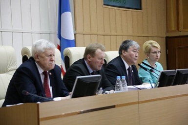 Руководство парламента Якутии заработало в 2014 году более 14 млн рублей Василий Кононов