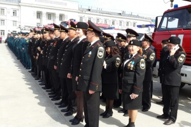 На площади Дружбы в Якутске поздравили спасателей с Днем пожарной службы  Алена Подковырова, YakutiaMedia