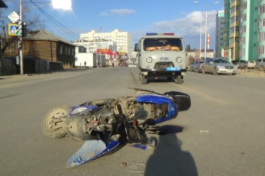 Подросток на мопеде врезался в иномарку на одном из перекрестков Якутска ГАИ Якутска