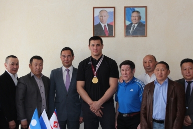 Якутскому богатырю, победителю чемпионата Азии мэр Якутска вручил 200 тысяч рублей Алена Подковырова, YakutiaMedia