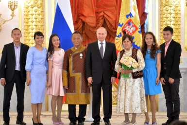 Президент страны вручил ордена &quotРодительская слава&quot семье Гороховых из Якутии Постпредство РС (Я) при президенте РФ