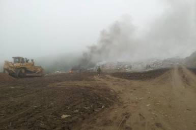 Тушение пожара на свалке в якутском городе Мирный осложняется сильным ветром Гречанюк Виталий, PrimaMedia