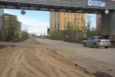 Дорожники начали расширять дорогу на улице Ярославского в Якутске   Алена Подковырова, YakutiaMedia