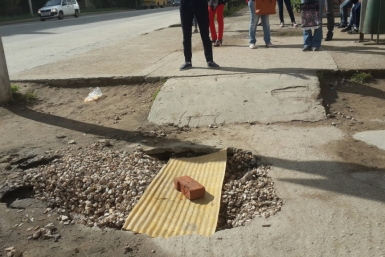 Еще один провал на главной улице Якутска Алена Подковырова, YakutiaMedia