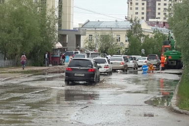 Участок дороги перекрыли на улице Ярославского в Якутске  Алена Подковырова, YakutiaMedia