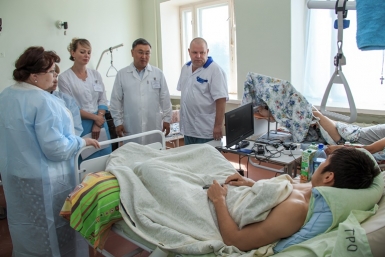 Пострадавших в аварии вахтовиков навестил в больнице министр здравоохранения Якутии  Sakha.gov.ru