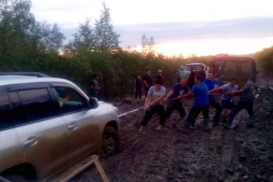 Водители вытаскивают Toyota Land Cruiser 200 на региональной дороге &quotАмга&quot YakutiaMedia