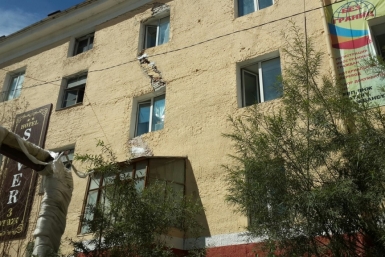 Несколько трещин увеличились в аварийном доме в Якутске  Алена Подковырова, YakutiaMedia