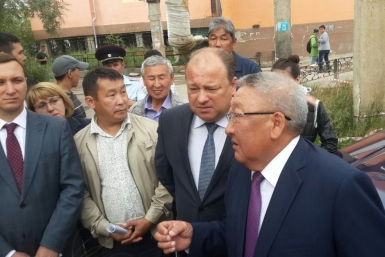 Встреча главы Якутии с жителями аварийного дома в Якутске Алена Подковырова, YakutiaMedia