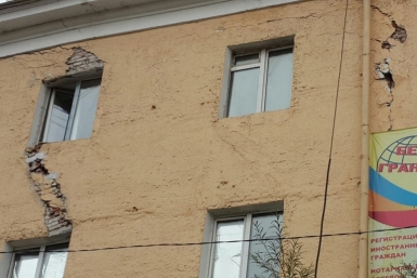 Жильцов рушащегося дома по проспекту Ленина в Якутске на время переселят в общежитие СВФУ Алена Подковырова, YakutiaMedia