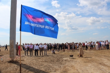 Установка первой сваи Индустриального парка &quotКангалассы&quot Нюргуяна Иванова, Yakutiamedia