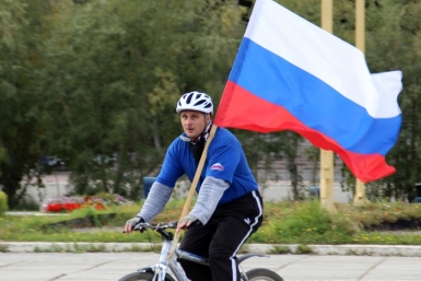 В день российского флага якутяне устроили велопробег Департамент по связям с общественностью,  взаимодействию со СМИ, внешним и межрегиональным связям ОА