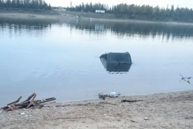 Автомашина сына депутата парламента Якутии на большой скорости въехала в воду  мобильный мессенджер WhatsApp