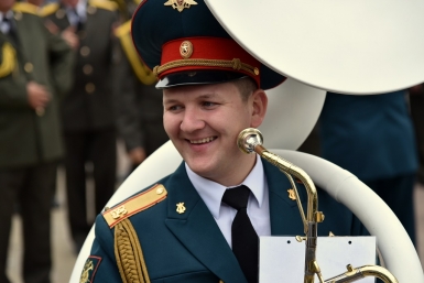 Возложение цветов к Вечному огню Юрий Гуршал,  ИА SakhalinMedia