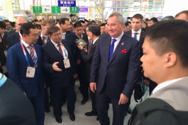 Дмитрий Рогозин и господин Ван Ян отведали вяленую оленину и чир якутского производства Министерство по федеративным отношениям и внешним связям Якутии