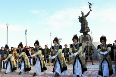 Цветы к памятнику Матери возложили в Якутске Василий Кононов