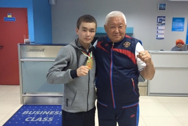Серебряный призер чемпионата мира по боксу Василий Егоров прилетел в Якутск  Нюргуяна Егорова