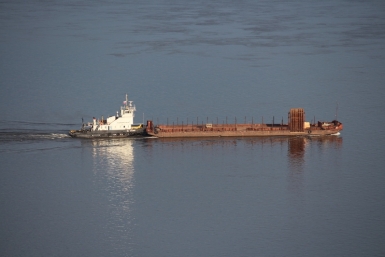 Грузовое судно &quotПаром-5&quot село на мель на реке Лене, следуя из Якутска в Нижний Бестях Алексей Толстяков, YakutiaMedia
