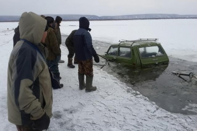 Два человека погибли, уйдя под лед Лены на автомобиле &quotНива&quot в Якутии Пресс-служба МЧС России по РС (Я)