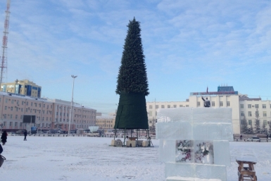 Фотофакт: Новогоднюю елку устанавливают на главной площади Якутска Алексей Толстяков, YakutiaMedia