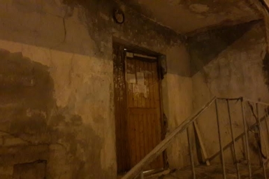 Жильцы дома на улице Дзержинского в Якутске жалуются на сломанную входную дверь YakutiaMedia
