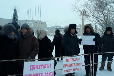 Дети войны и дальнобойщики вышли на пикет в Якутске  Алена Подковырова, YakutiaMedia