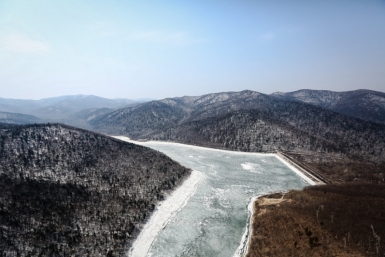 Спасатели помогли водителям, забуксовавших на закрытых ледовых переправах в Якутске  ПримаМедия
