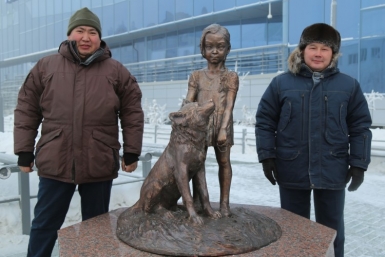 Памятник 4-летней Карине Чикитовой, выжившей в тайге, установили в Якутске Аэропорт &quotЯкутск&quot