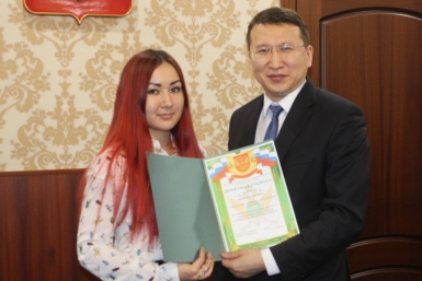 Главный судебный пристав Якутии наградил корреспондента ИА YakutiaMedia Почетной грамотой пресс-служба УФССП России по РС(Я)