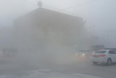 Из-за выхлопных газов автоледи не заметила и наехала на автобус в Якутске  Алена Подковырова, YakutiaMedia