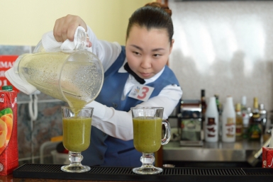 Коктейль из &quotтайных&quot ингредиентов готовят участники WorldSkills в Якутске Спиридон Слепцов, ИА YakutiaMedia
