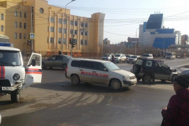 Внедорожник протаранил машину спасателей в Якутске  Служба спасения РС (Я)