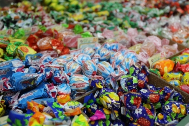 Подростки вынесли из магазина три рюкзака сладостей в Якутии   PrimaMedia