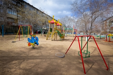 Во дворе дома водитель наехал на 9-летнего мальчика в Якутске  PrimaMedia