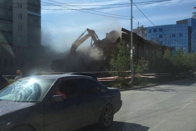 Аварийный дом начали сносить в Якутске YakutiaMedia