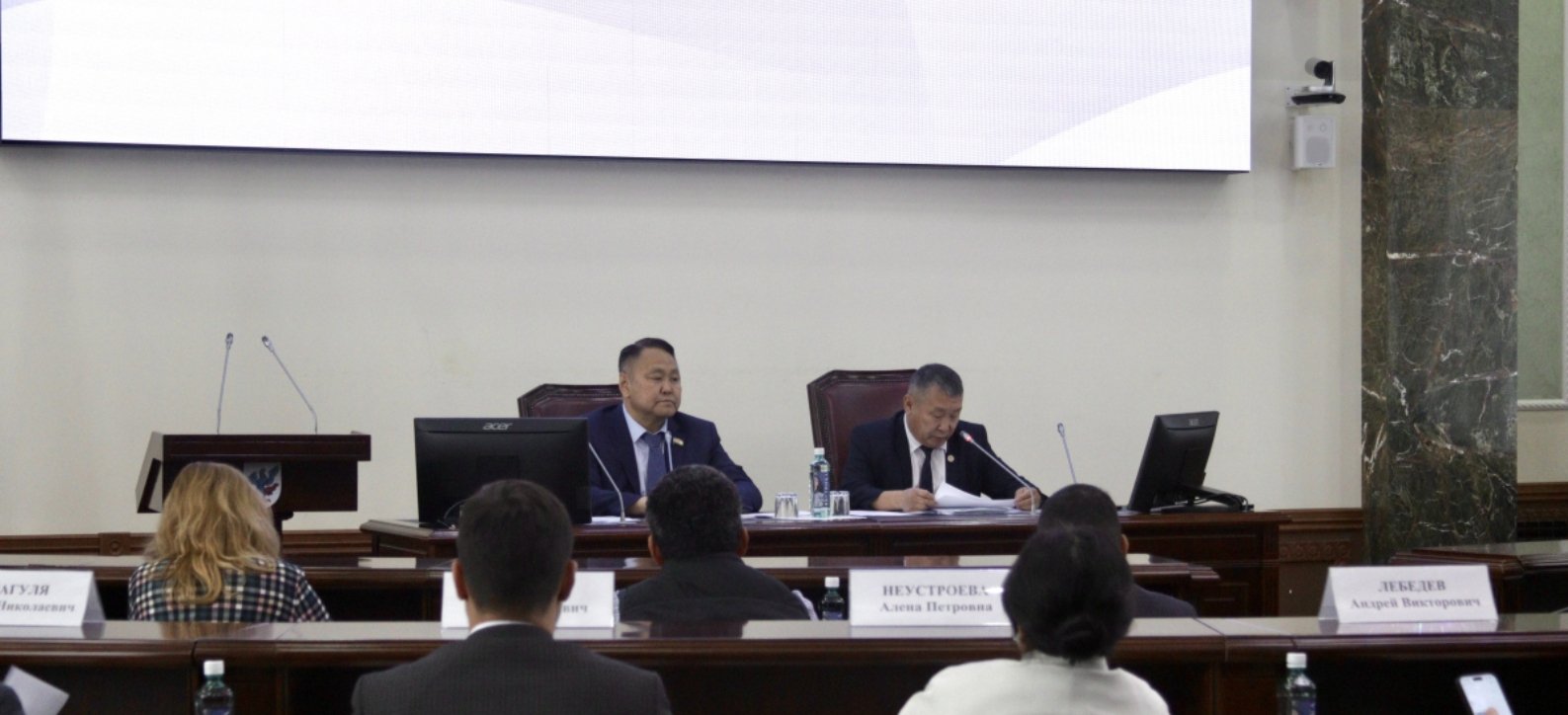 Глава Якутска ответил депутатам о новых поликлиниках и переносе спортзалов пресс-служба мэрии Якутска