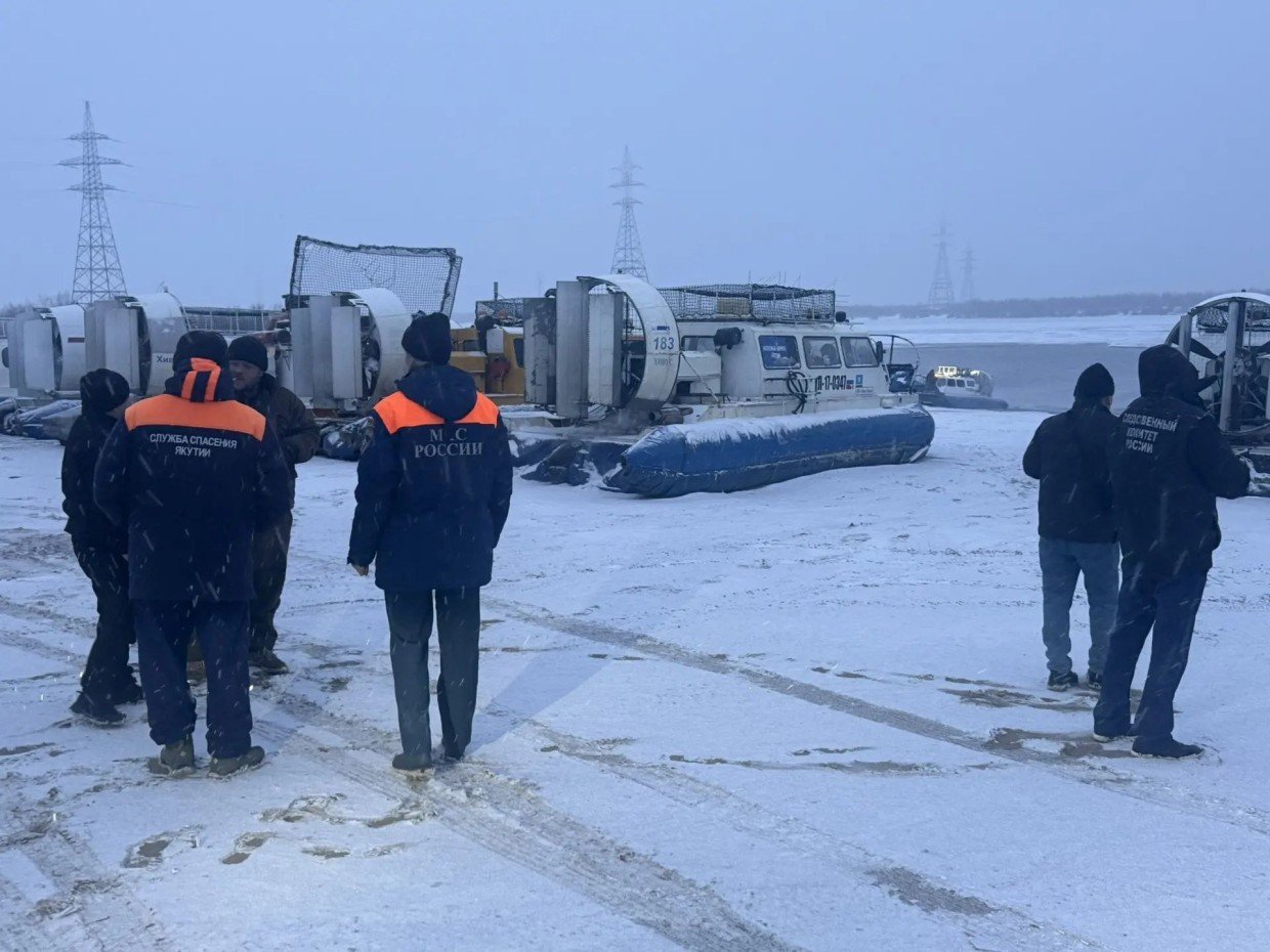 Судно с сотней пассажиров застряло на мели между островами в Якутии Служба спасения РС (Я)